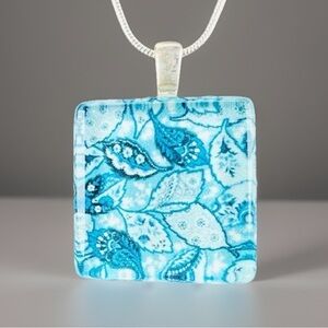 Beautiful, retro vintage blues silvertone bale pendant necklace